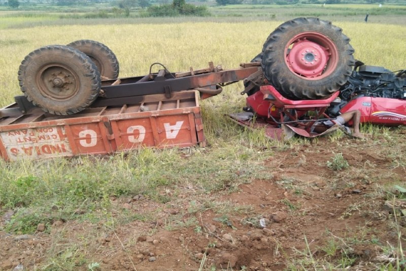 CG Road Accident: अनियंत्रित होकर ट्रैक्टर पलटा, दबने से चालक की मौत