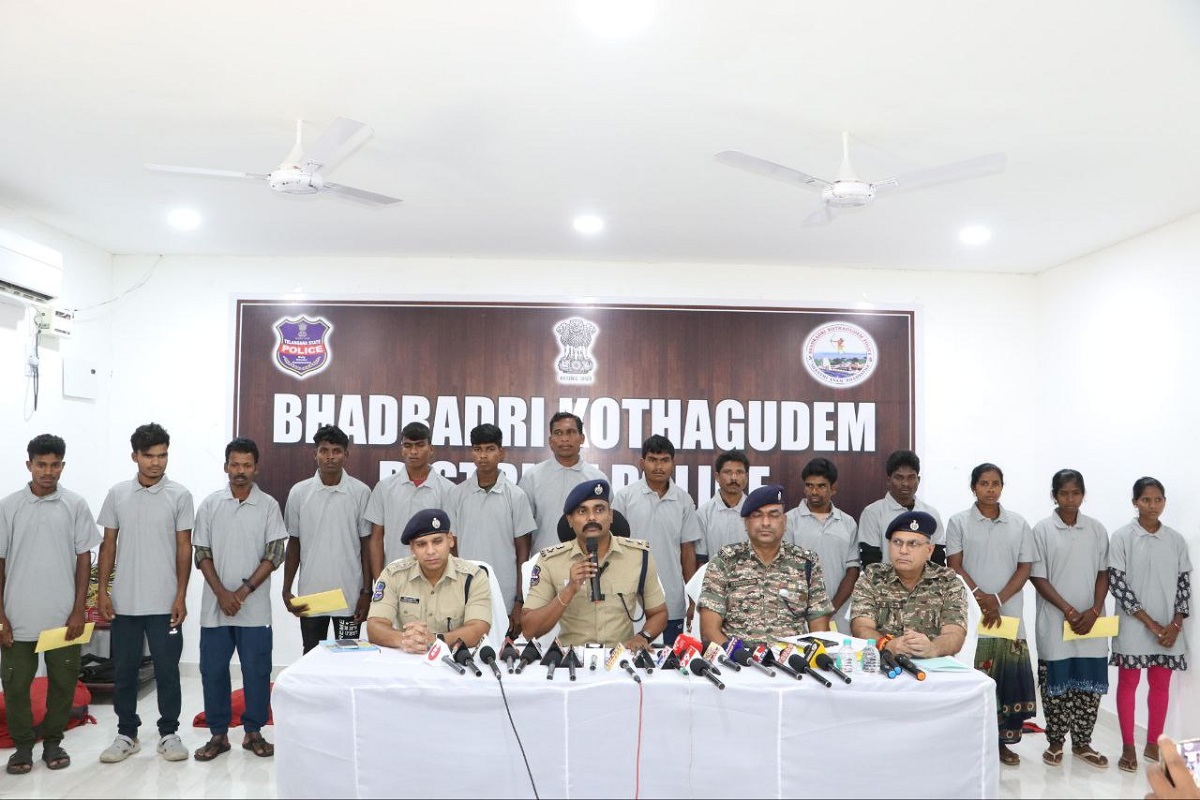 Naxalites surrender: 14 नक्सलियों ने तेलंगाना मे किया आत्मसमर्पण, कई ईनामी भी है शामिल