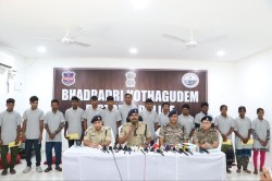 Naxalites surrender: 14 नक्सलियों ने तेलंगाना मे किया आत्मसमर्पण, कई ईनामी भी है
शामिल - image