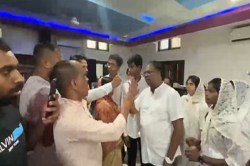 CG News: प्रार्थना सभा की आड़ में धर्मांतरण का आरोप, जमकर हुआ बवाल, चर्च बंद
करने की मांग - image