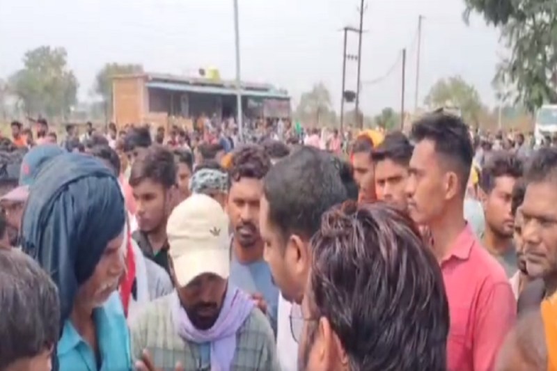 एबीसी फैक्ट्री में मजदूर की मौत पर ग्रामीणों में आक्रोश, मुआवजा सहित अन्य मांगों को लेकर किया चक्काजाम, रुकवाया पोस्टमार्टम