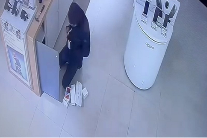 CG Crime: शोरूम से 17 आईफोन चोरी, देर रात कांच तोड़कर दुकान में घुसा नकाबपोश, देखें