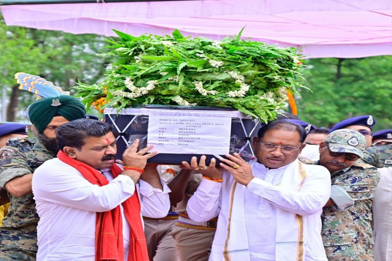 CG News: सीएम ने शहीद जवान की पार्थिव देह को दिया कांधा, मुठभेड़ के दौरान लगी थी गोली