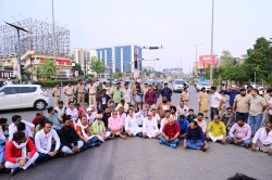 CG News: तेलीबांधा चौक में लगातार हो रहे हादसे, कांग्रेसियों ने किया चक्काजाम - image