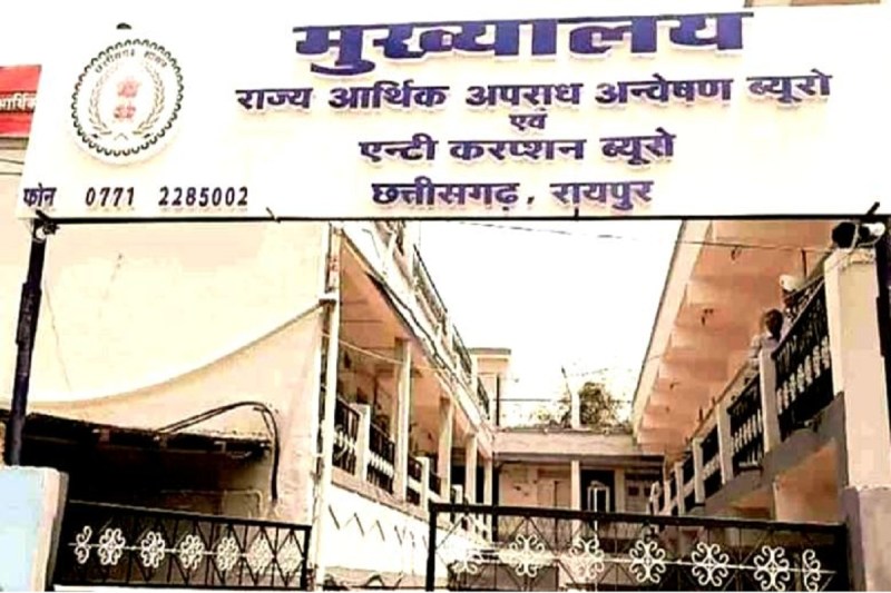 liquor Scam Case: ट्रैवल्स संचालक के ठिकानों पर ईओडब्ल्यू की दबिश, कई विदेश यात्रा से जुड़े दस्तावेज जब्त