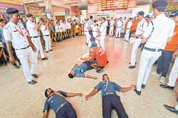 Mock Drill in CG: सायरन बजते ही जमीन पर लेट गए यात्री, 15 मिनट तक शांत हो गया
शहर - image