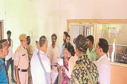 CG News: बुजुर्ग महिला कलेक्टर से बोली, साहब- मेरे पति इस दुनिया में नहीं हैं - image