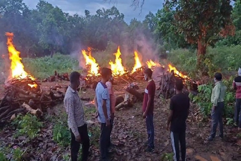 CG Naxal: बसव राजू समेत 8 नक्सलियों का अंतिम संस्कार, परिजनों ने जताया विरोध