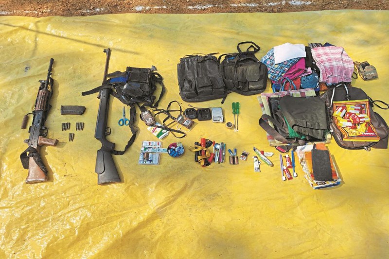 CG News: दो घंटे तक पुलिस व नक्सलियों के बीच मुठभेड़, भाग निकले नक्सली, इंसास व विस्फोटक हुए बरामद