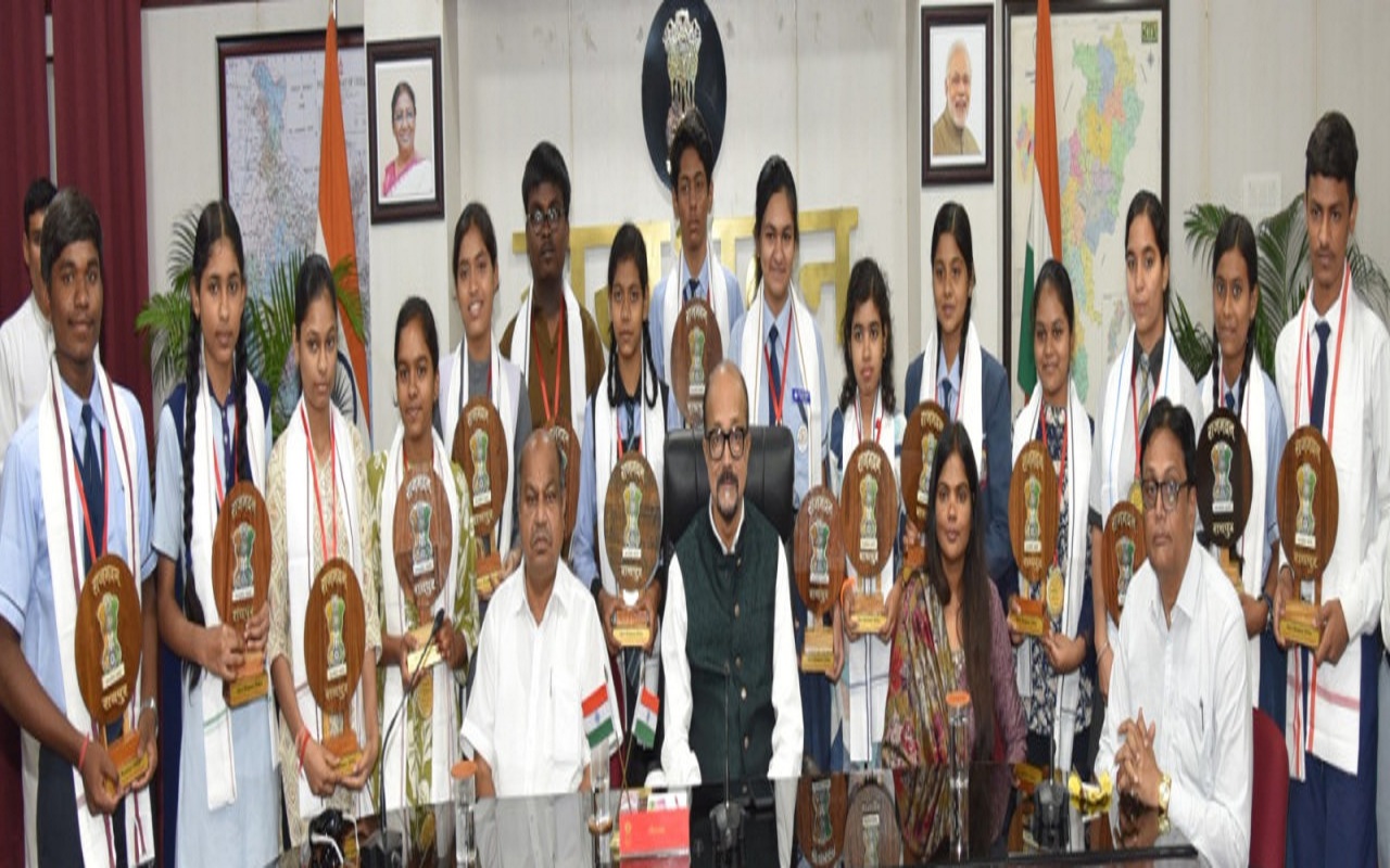 CG News: राज्यपाल ने मेधावी विद्यार्थियों का किया सम्मान, पांच-पांच हजार रूपये प्रोत्साहन राशि दी, देखें
