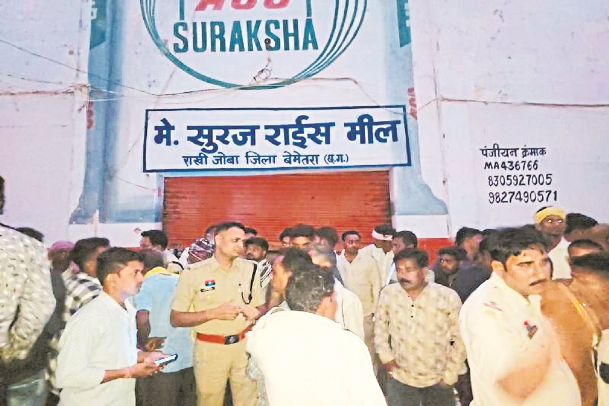 CG News: राइस मिल के टीन शेड व पिल्लर गिरने से दो मजदूरों की मौत, मुआवजा के लिए
शव रखकर चक्काजाम