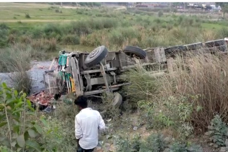 CG Accident: झपकी ने ली ट्रक चालक की जान, 10 फीट नीचे गिरा ट्रक