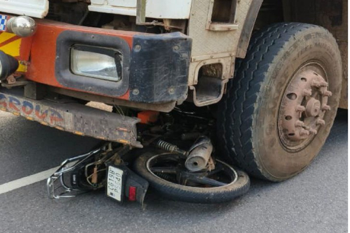 CG Accident: NH 30 पर दर्दनाक हादसा, तेज रफ्तार ट्रक ने बाइक सवार 3 लोगों को
कुचला, मौत