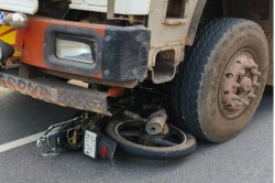 CG Accident: NH 30 पर दर्दनाक हादसा, तेज रफ्तार ट्रक ने बाइक सवार 3 लोगों को
कुचला, मौत - image