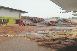 Bhilai News: तूफान ने मचाई तबाही, पेड़ों के साथ बिजली खंभे भी गिरे, जनजीवन हुआ
प्रभावित - image