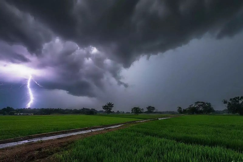 CG Weather: एक-दो स्थानों पर होगी हल्की बारिश, वज्रपात की भी है संभावना