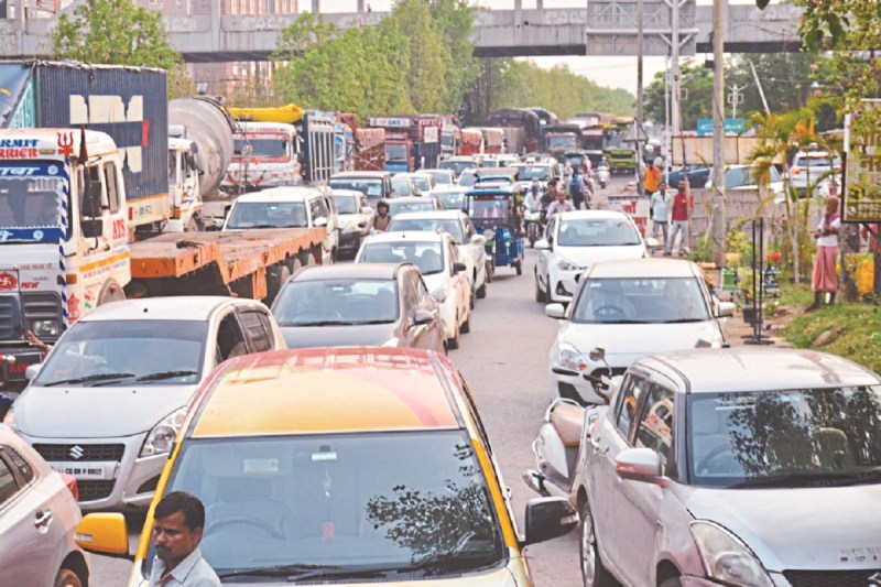 CG News: हाई सिक्योरिटी नंबर प्लेट लगाने के पहले करवाना होगा वाहन का फिटनेस, सड़कों पर दौड़ रहे 25 साल पुराने 7000 गाड़ी