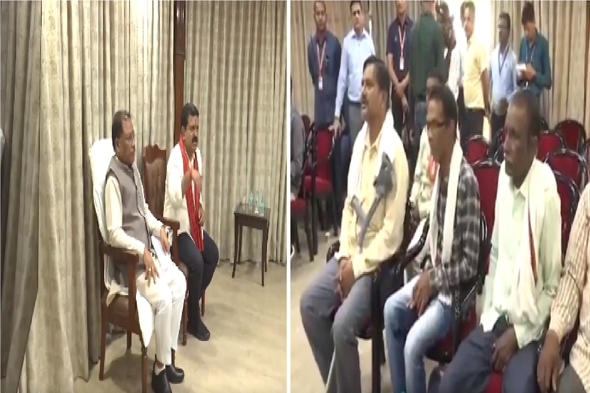 CG News: नक्सल प्रभावित गांवों के लोगों ने CM साय से उनके आवास पर की मुलाकात,
देखें Video..