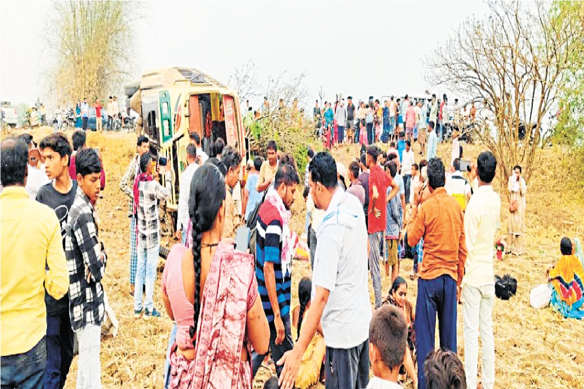 CG Accident News: 40 यात्रियों से भरी बस अनियंत्रित होकर पलटी, 30 लोग हुए घायल..
