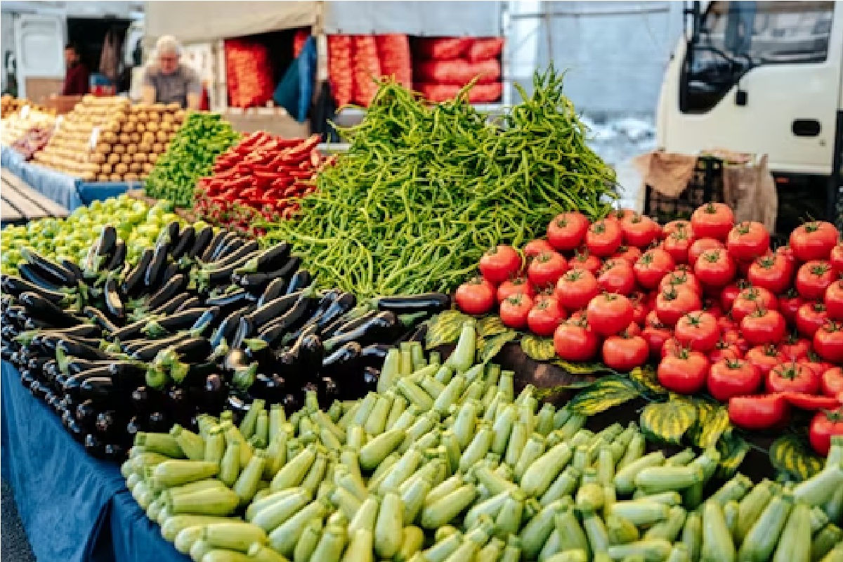 सब्जियां हुई महंगी..! मौसम में लगातार बदलाव का दिखा असर, जानें बाजार में
सब्जियों के दाम..
