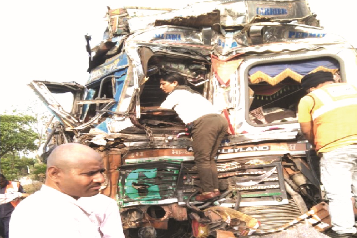 CG Road Accident: तेज रफ़्तार का कहर! टक्कर के बाद चेचिस में एक घंटे फंसा रहा
चालक, मौत