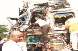 CG Road Accident: तेज रफ़्तार का कहर! टक्कर के बाद चेचिस में एक घंटे फंसा रहा
चालक, मौत - image