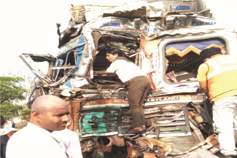 क्कर के बाद चेचिस में एक घंटे फंसा रहा चालक(photo-patrika)