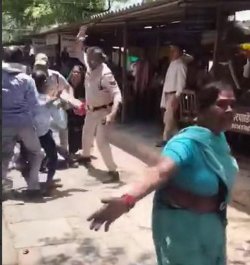 अंदर पेशी पर होता रहा इंतजार, बाहर दो पक्षों में चलते रहे लात घूंसे, पुलिस ने
समझाया, नहीं माने तो उन्होंने भी पीटा - image