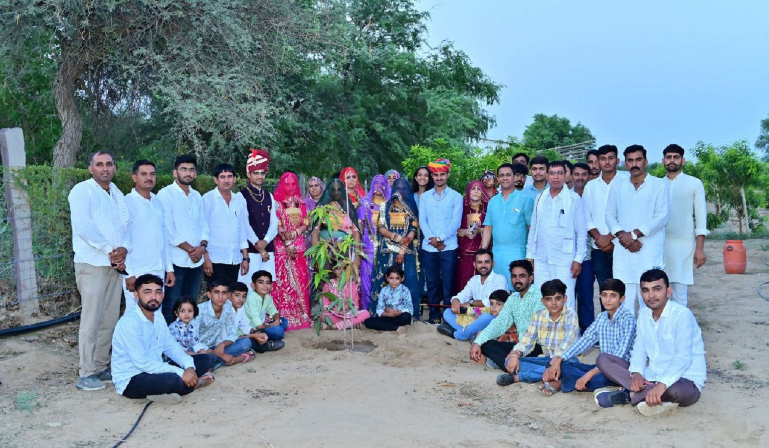 विवाह बंधन में बंधने के बाद पौधरोपण