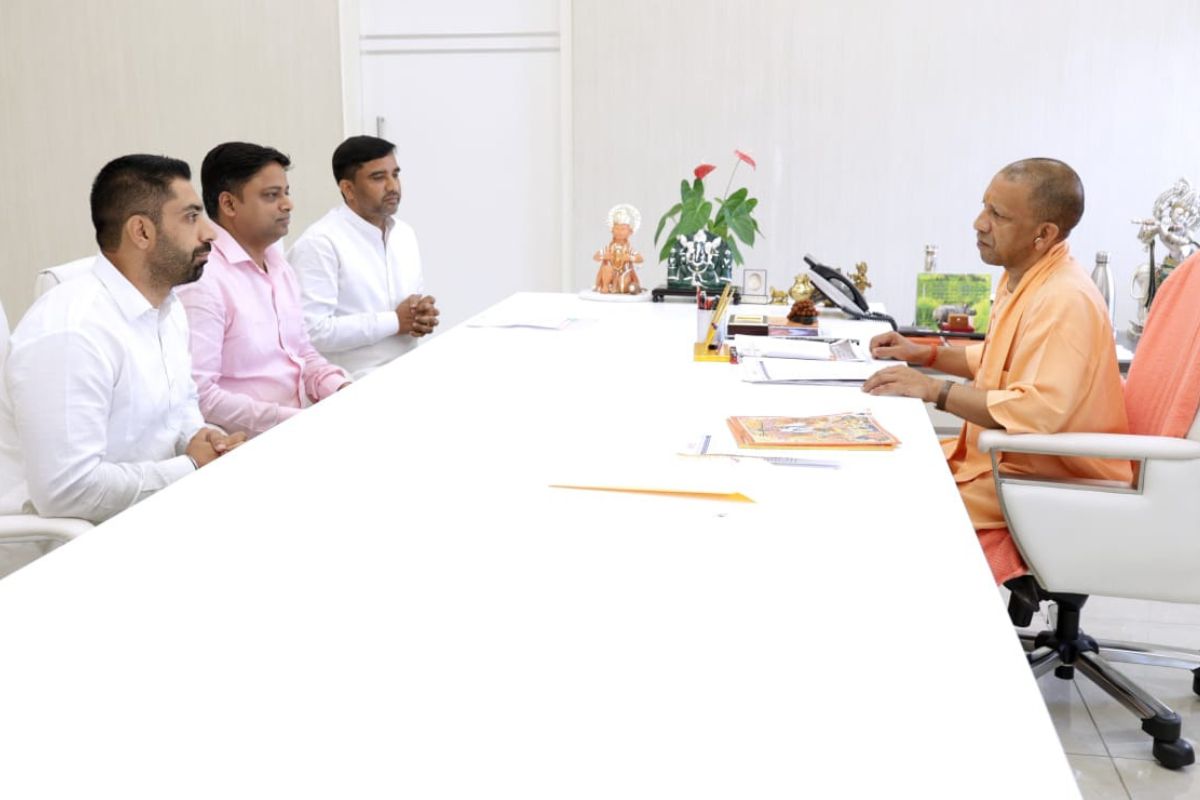 मुख्यमंत्री से मिले ब्लॉक प्रमुख व गन्ना समिति अध्यक्ष, क्षेत्रीय विकास के लिये
रखे महत्वपूर्ण प्रस्ताव