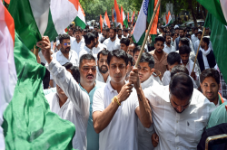BJP आईटी सेल प्रमुख और अर्नब गोस्वामी के खिलाफ कांग्रेस ने दर्ज कराई FIR, पार्टी
ने कहा – झूठ और नफ़रत के खिलाफ बड़ा एक्शन - image