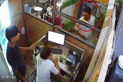 कॉफी और नाश्ते के बाद कैफे में बौखलाया कांस्टेबल, कर्मचारी को जड़ दिए थप्पड़,
VIDEO हुआ वायरल - image
