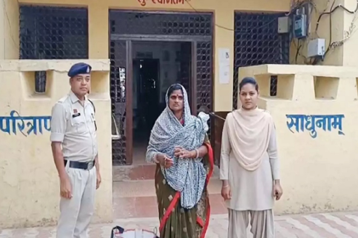 चोरी का Live Video: ज्वेलरी शॉप से महिला ने 4 दिन में चुराए 17 जोड़ी पायल,
गिरफ्तार
