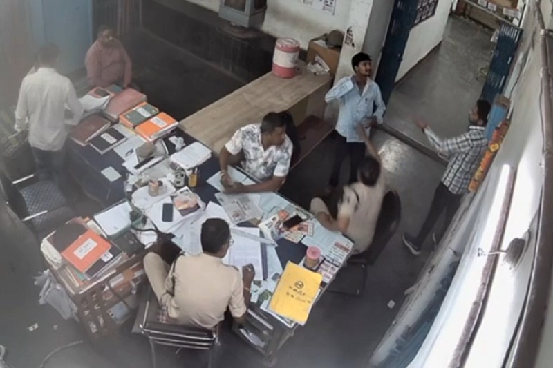 थाने में युवक ने खुद का गला काटा ( फोटो सोर्स- स्क्रीनशॉट)