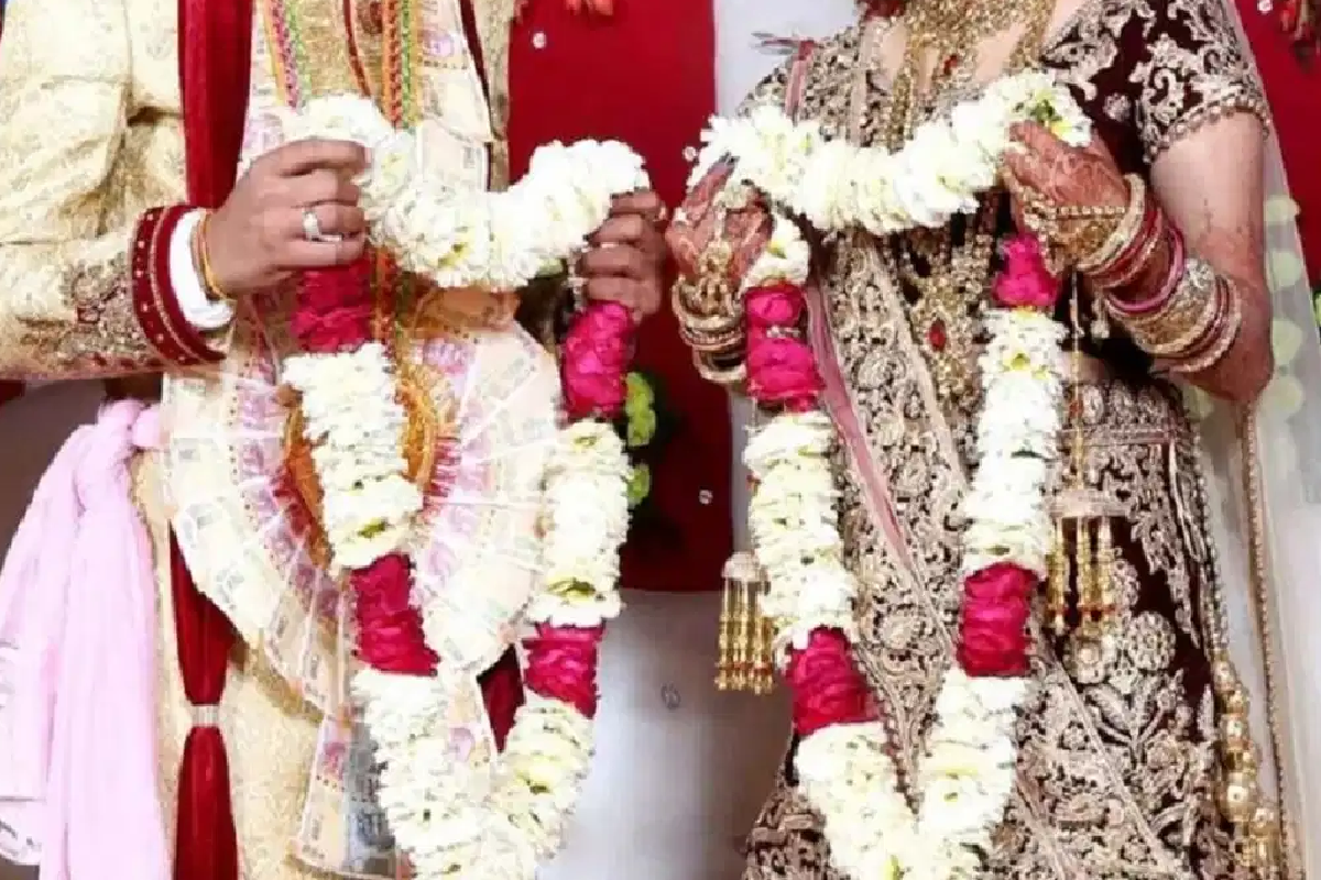 खुद चलाता था Keypad मोबाइल, पत्नी को दिलाया स्मार्टफोन, इंस्टाग्राम में अफेयर कर
भागी बीवी