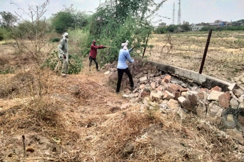 कृषि उपज मंडी की क्षतिग्रस्त सुरक्षा दीवार पर लगाई कांटों की बाड़
