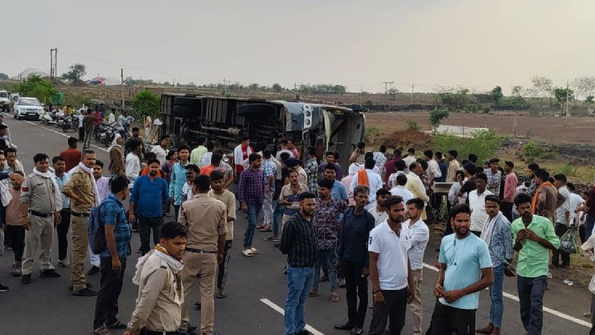 गाय को बचाने के चक्कर में पलटी बस, महिला की मौत, 34 नेपाली यात्री घायल