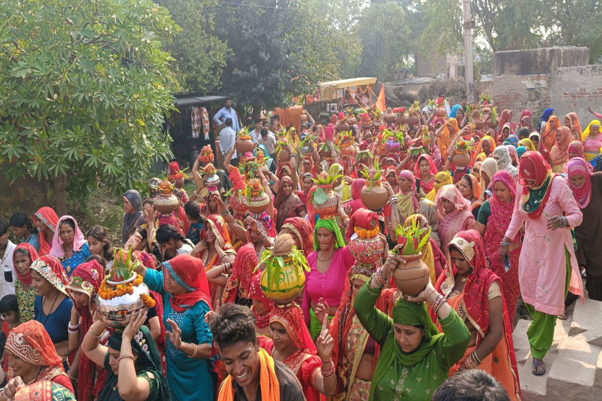 कलश यात्रा में उमड़े श्रद्धालु, झांकी रही आकर्षण का केन्द्र … देखें वीडियो …