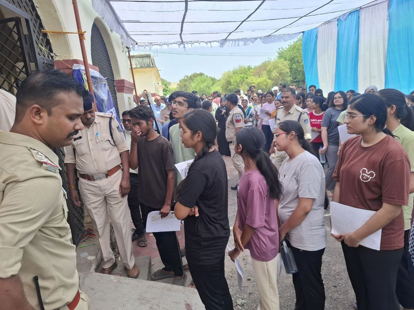 नीट की परीक्षा में पुख्ता रही सुरक्षा व्यवस्था, धागा व ताबिज उतरवाए