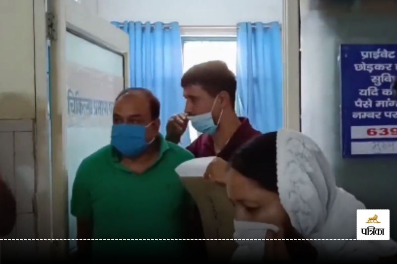 रिश्वत के पैसे चबाने वाला पटवारी, फोटो: एक्स