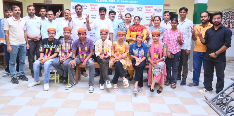 हनुमानगढ़ जिला मुख्यालय पर बुधवार को दसवीं बोर्ड का परीक्षा परिणाम जारी होने पर खुशी जताते विद्यार्थी व परिजन।