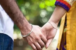 पति और घर छोड़कर जिसके लिए भागी युवती, उसने बीच रास्ते में दिया धोखा! - image