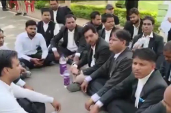 अचानक हाईकोर्ट आ पहुंची बाबासाहब आंबेडकर की मूर्ति, वकीलों में हुई झड़प! - image