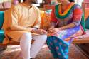बीवी से मिलने आए आशिक को पति ने रंगेहाथ पकड़ा और फिर…
