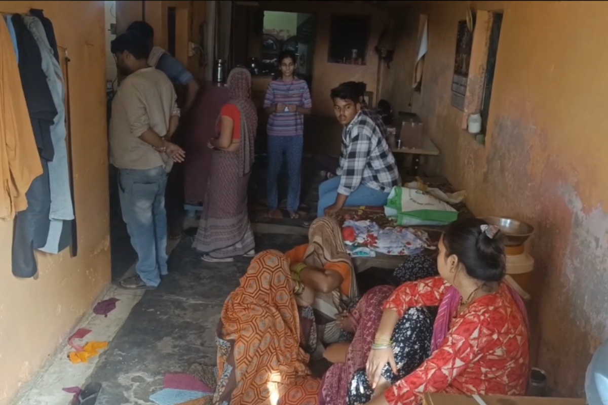 धौलपुर में ‘बच्चों की गुल्लक’ चुरा ले गए चोर, जंगला काटकर घर में घुसे 6 बदमाश;
हथियार की नोक पर की लूट