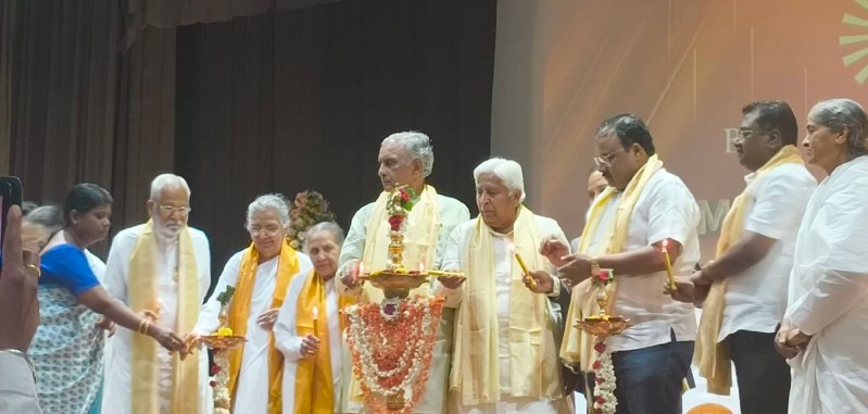 ब्रह्मकुमारीज की वार्षिक सेवा योजना: तनाव मुक्त जीवन के लिए ध्यान कार्यक्रम का दीप प्रज्ज्वलन कर उद्घाटन करते अतिथि।