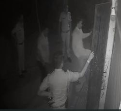 गोदाम से शराब की बिक्री, सेल्समैन व पुलिस में तकरार, पत्थर फेंके - image