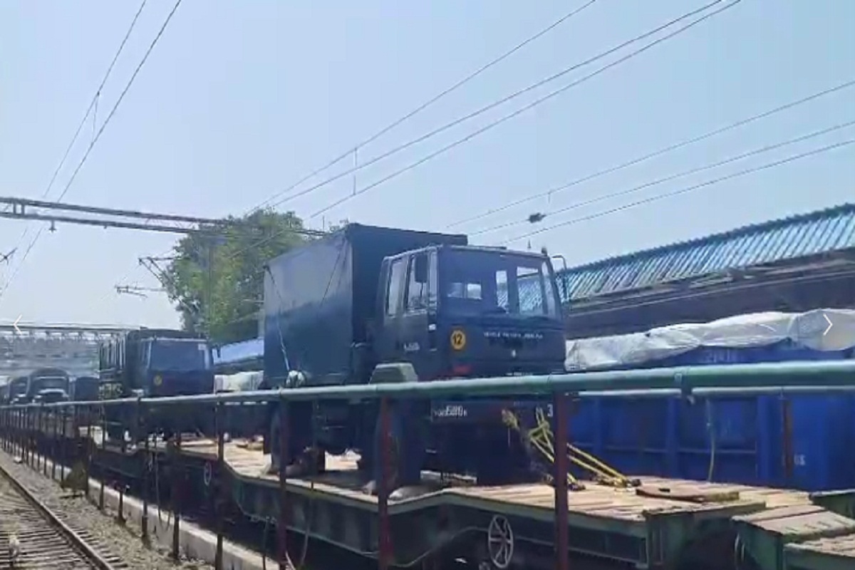 CG News: डोंगरगढ़ रेलवे स्टेशन पर भारी सैन्य मूवमेंट, देखकर चौंक गए यात्री,
सामने आया VIDEO