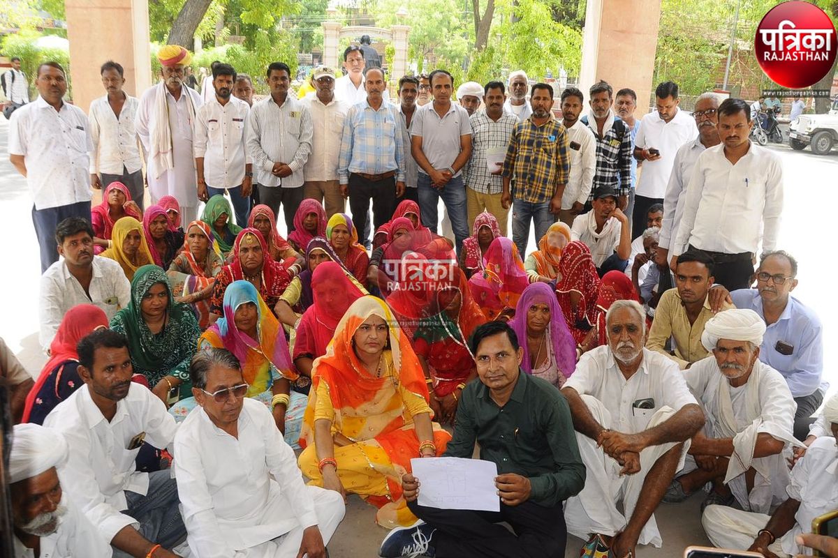 Drinking Water Crisis : कलक्ट्रेट के बाहर धरने पर बैठे ग्रामीण, बोले-पानी के लिए
भटक रहे हैं, मवेशी भी प्यासे