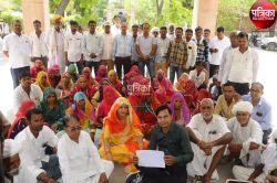 Drinking Water Crisis : कलक्ट्रेट के बाहर धरने पर बैठे ग्रामीण, बोले-पानी के लिए
भटक रहे हैं, मवेशी भी प्यासे - image